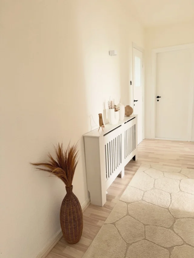 Was für einen Unterschied so ein bisschen Farbe macht… unsere Innentüren aus dunklem Mahagoniholz sind mindestens so alt wie das Haus.Wir hatten von Anfang nicht vor, sie auszutauschen, weil alle Sondermaße haben und außerdem von der Grundsubstanz noch wirklich gut sind. Aber im Urzustand sind sie nicht schön und daher habe ich mich entschlossen, alle Matt weiß zu streichen.Da wusste ich noch nicht, dass ich für jede Tür vier Anstriche benötige, bis die Farbe richtig deckt… Aber ich habe es im Nachhinein nicht bereut, weil das Endergebnis wirklich schön geworden ist.Fünf Stück sind fertig, warten „nur“ noch acht auf mich. Und natürlich die Rahmen… Ihr kennt mein neues Hobby, oder?! 😜😅Die alten (original dänischen) Türgriffe wollten wir übrigens unbedingt „retten“. Ich finde, sie haben einen ganz besonderen Charme und passen gut zu unserem alten Haus...#interiør #interior #interiordesign #instahome #interiors @iic__official @solebich @myhomeiscosy My Homestyle Cozy HomeScandinavian livingAuswanderung Auswanderung nach Dänemark InteriorinspoInteriorblog