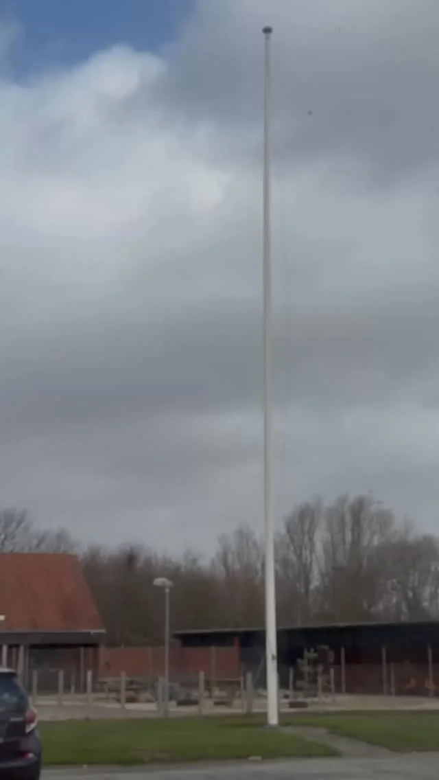 Gestern haben wir den ersten richtigen Sturm hier erlebt. Auf dem Video sieht es vielleicht relativ harmlos aus, aber der Wind fegte teilweise mit 130 km/h durch unseren Garten.Die Geräusche waren ziemlich beängstigend und selbst unsere schweren steinernen Buddhaköpfe kullerten über den Rasen.Der Fahnenmast vor unserem Haus bog und drehte sich. Ich habe wirklich gedacht, der kann nicht stehen bleiben… Unser Briefkasten wackelte so sehr, dass es fast ein Wunder ist, dass er noch da ist.Bei uns ist zum Glück nichts passiert oder kaputt gegangen. Aber gruselig war es definitiv...#dänemark #nordjylland #sturm #scandinavian #storm
