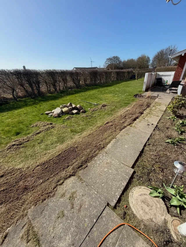 Es geht los, wir starten langsam in die Outdoor Saison…Ich habe eine Vision, wie unser Garten aussehen soll. Und der beste Herzmann der Welt fängt jetzt Schritt für Schritt an sie umzusetzen. Da liegt noch sehr viel Arbeit vor uns und manchmal glaube ich, er bekommt leichte Schnappatmung, wenn ich mal wieder so beiläufig erwähne, ich hätte da so eine Idee…Aber er hat bisher jede meiner (hin und wieder utopischen) „Spinnereien“ ins Machbare umgedacht und umgesetzt.Wir haben gestern schon mal im Nachbardorf Steine für unseren Garten abgeholt. Und in Ermangelung eines Anhängers mussten wir sie im Pkw transportieren. Daher konnten wir leider nur eine begrenzte Anzahl mitnehmen. Nochmal hinfahren war leider auch keine Option. Steine sind hier begehrte Objekte und der Rest wurde nach uns gleich von einem anderen Gartenfreund mit Hänger abgeholt 🥲Im Auto sah das „Häufchen“ viel mehr aus… aber für mein erstes Vorhaben wird es erst einmal reichen.Ich freue mich schon auf das erste Zwischenergebnis und bin jetzt erstmal im Steinhimmel… 😂 ..#garten #gartensaisoneröffnet #instahome #interior #gartenarbeit