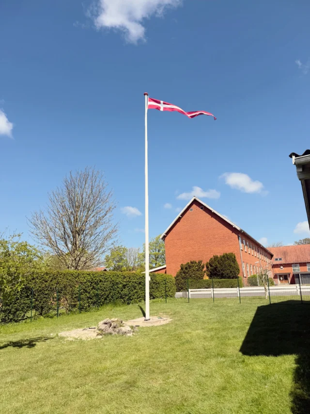Flagstangen er oppe, og vimpelen vajer i vinden ... vi føler os meget danske lige nu. 🇩🇰♥️🥰..Der Fahnenmast steht. Der Wimpel weht im Wind und wir fühlen uns sehr dänisch gerade. 🇩🇰♥️🥰Ich hatte heute wirklich etwas feuchte Augen als wir den Wimpel gehisst haben. Beim richtigen Dannebrog (dänische Flagge) wird es dann glaube ich nochmal etwas emotionaler... Dieser Fahnenmast bedeutet uns sehr viel (nicht nur, weil unsere Nachbarin ihn uns geschenkt hat), weil wir wirklich glücklich hier in Dänemark sind und jetzt fühlt es sich noch etwas „angekommener“ an. Wir wurden hier so herzlich empfangen und in der Gemeinschaft aufgenommen. Der Alltag ist so angenehm und entspannt, dass wir aus vollem Herzen sagen können, wir sind glücklich und dankbar hier sein zu dürfen.Ich musste auch an die liebe Christina (@christinaboettcher.dk ) denken, die letzt mit viel Emotion vom ersten Hissen ihres Dannebrogs schrieb und dieses Land genauso liebt wie wir...#lebenindänemark #auswandern #auswanderung #danmark #livingindenmark