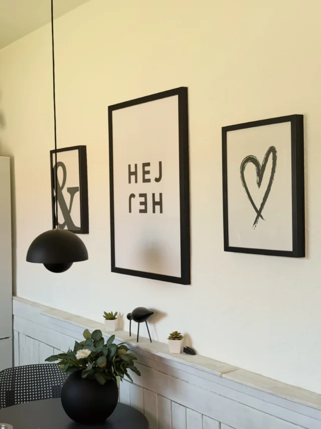 Happy Weekend 🌸Ich sende Euch einen lieben Samstagsgruß mit kleinen Details aus unserer Küche. Immer noch keine Designerküche, aber heiß geliebt und sehr alltagstauglich 😀 Leider nimmt Ikea die ENHET-Serie aus dem Programm. Sehr schade, weil sie wirklich schön UND preisgünstig ist.Und noch eine kurze Info, weil ich öfter danach gefragt werde: Die Klebefliesen halten immer noch hervorragend auf dem alten Fliesenspiegel...#instahome #interior #interiør #kitchen #kücheninspiration InterieurInteriorblog Interiorinspo My Homestyle IKEA KücheKücheninspo@iic__official @solebich