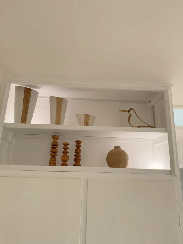 Flurschrank Upgrade…Dieses Projekt stand schon sehr lange auf meiner ToDo Liste.Nachdem wir die alten Deckenpaneele letzten Herbst im Flur entfernt hatten, musste etwas mit dem oberen Teil des Einbauschranks passieren.Hier laufen die Kabelstränge vom Dachboden in den Sicherungskasten durch. Wir (der Herzmann ehrlicherweise 😊) setzten eine herausnehmbare Trennwand ein und ich habe jetzt alles „hübsch gemacht“.Die neue Rückwand aus Holzlatten habe ich erst verspachtelt und anschließend foliert. Den restlichen Schrank mit mattweißer Farbe lackiert und Leisten angebracht.Zum Abschluss noch etwas Deko und indirekte Beleuchtung (dafür habe ich Akkuglühbirnen mit Fernbedienung in die Ecken gelegt) und aus einem uralten Schrank ist etwas richtig Schönes geworden…Gefällt Euch die Verwandlung?..#instahome #interiør #interior #cozyhome #interieur
