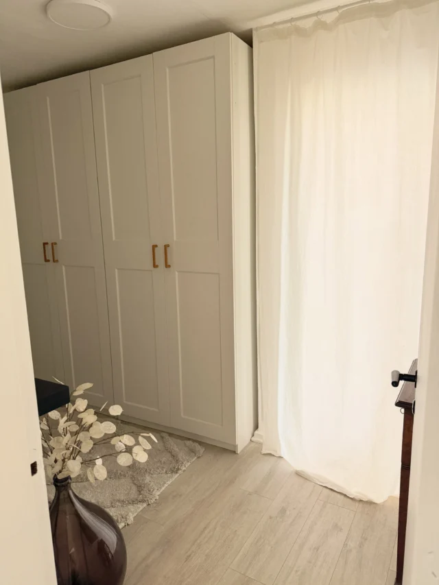 Kleines Detail, große Wirkung.Ich bin immer noch sehr glücklich, dass wir aus unserem Zwischenflur ein Ankleidezimmer gemacht haben. Unser Schlafzimmer ist dadurch viel luftiger geworden und der vorher ungenutzte Raum hat jetzt einen sinnvollen Zweck.Ein kleiner Punkt hat mich aber noch gestört… die fehlende Tür zum hinteren Bereich des Hauses.Hier befindet sich unser zweiter Eingang mit Bereich für Waschmaschine und Trockner sowie der Tür zum Keller. Die meisten dänische Häuser haben diesen so genannten Bryggers. Hier kann man super z. B. bei Regenwetter die nassen Schuhen parken, ohne den eigentlichen Eingangsbereich schmutzig zu machen.Ich mag diesen Raum, möchte ihn aber gerne vom Ankleidebereich abgrenzen. Für eine Tür müssten wir erst die Zarge austauschen. Momentan zu viel Aufwand. Aber mit dem schlichten Vorhang fühlt es sich sofort an wie ein geschlossener Raum...#instahome #ankleidezimmer #interiordesign #interior #interiør @iic__official @myhomeiscosy