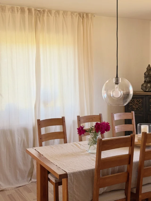 Summertime ☀️Ich liebe dieses Licht… Auch hier in Nordjütland sind die Temperaturen mit 27 Grad sehr sommerlich und wir verbringen viel Zeit im Garten.Die Planung für den Außenbereich ist abgeschlossen, jetzt fehlt „nur“ noch die Umsetzung… Aber im Moment genießen wir eher die sehr erträgliche Leichtigkeit des Seins und starten nur mit kleinen Projekten 😀Ich wünsche Euch ein schönes sonniges Wochenende 🌸 ..#instahome #interior #interiordesign #interiør #myhome @iic__official @solebich @myhomeiscosy