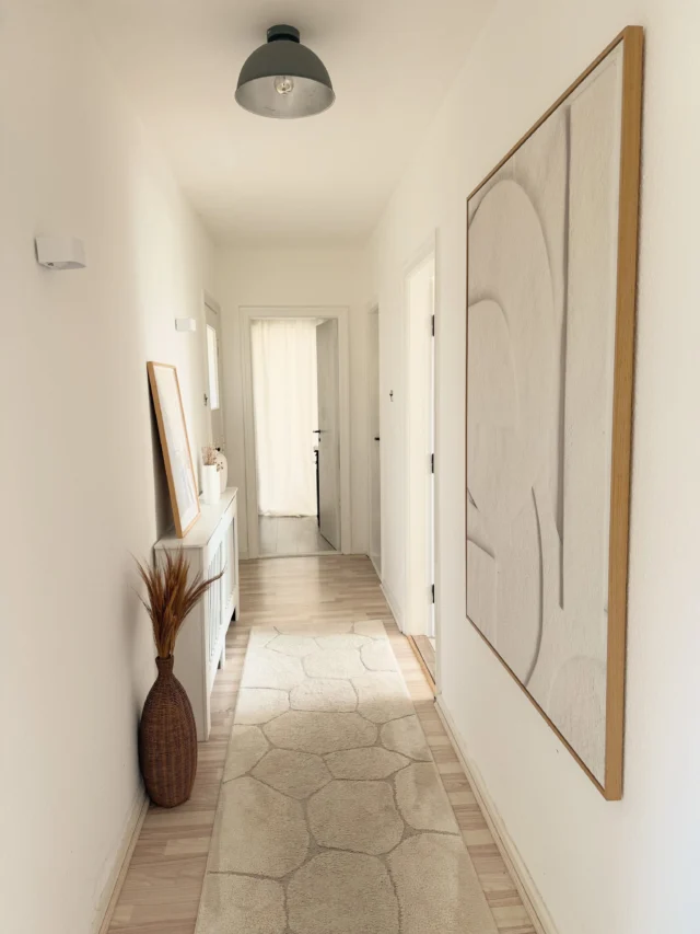 Ich liebe unsere großen Leinwandbilder. Und in dem langen Flur unseres Hauses kommen sie noch besser zur Geltung als in der vorherigen Wohnung.Ich wünsche Euch eine schöne Wochenmitte. „Bald“ ist Wochenende… ☀️🫶🏼..#interior #interiordesign #interiør #myhome #instahome @iic__official @solebich