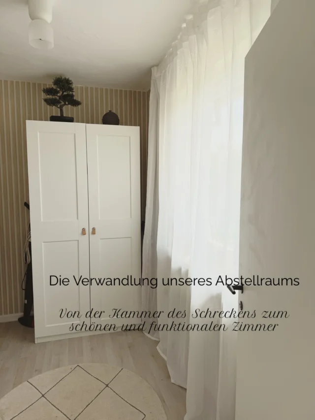 Von der Kammer des Schreckens zum schönen Abstellraum.Dieser kleine Raum hatte es wirklich in sich… als wir unser Haus letztes Jahr übernommen haben, war dieses Zimmer nicht nutzbar. Nachdem wir die dort lebende Ameisenkolonie erfolgreich des Raumes verwiesen hatten, hat der Herzmann die alte Deckenverkleidung raus gerissen, losen Putz von den Wänden entfernt, anschließend alle Wände neu verputzt und die Decke gespachtelt.Dann haben wir gemeinsam gestrichen, tapeziert, lackiert und den Boden verlegt.Das ist das Endergebnis. Ich weiß, was man über Eigenlob sagt… Aber wir sind schon ein bisschen schockverliebt und ziemlich stolz 😊Auf den letzten Bildern seht Ihr den Ursprungszustand (der harmloser aussieht als er in Wirklichkeit war…)..#interior #interiordesign #hausrenovierung #interiør #instahome @iic__official @traumhaftwohnen