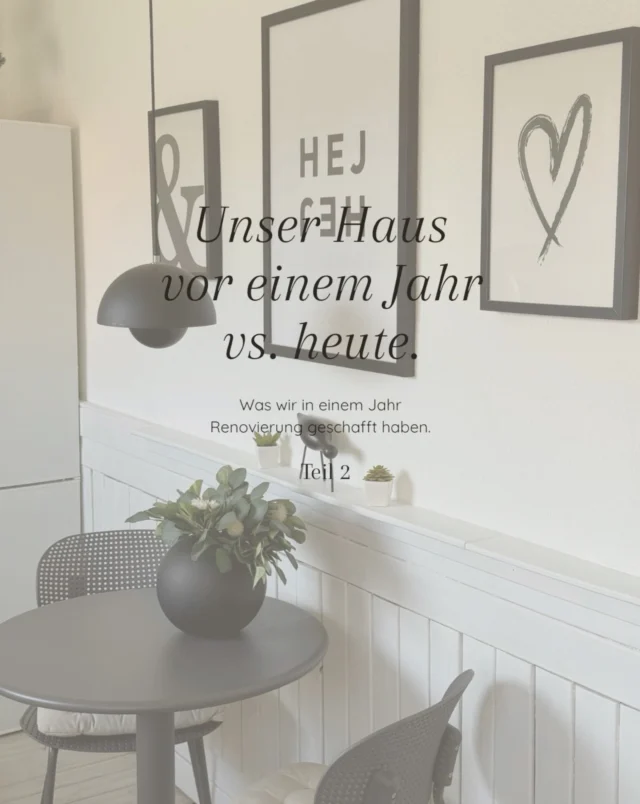 Als wir mit der Renovierung angefangen haben dachte ich, wir werden niemals fertig. Ich hatte klare Visionen von jedem Raum und trotzdem konnte ich mir zwischendurch nicht vorstellen, dass es wirklich jemals so aussehen würde…Die größte Herausforderung war die Küche. Hier kamen wir ein, zwei Mal fast an unsere Grenzen. Anfangs haben wir keine Handwerker gefunden, die Zeit für uns hatten, dadurch verzögerte sich einiges und wir konnten nicht weitermachen. Insgesamt sechs Wochen brauchten wir, um alles fertig zu bekommen. Die Strom- und Wasseranschlüsse mussten neu gelegt werden. Das darf man hier in Dänemark nur bedingt selbst machen und somit richtete sich unser Ablauf nach der Verfügbarkeit der Fachleute. Um so mehr freuten wir uns über das erste selbst gekochte Essen auf dem neuen Herd (Nudeln mit Tomatensauce 😂) und das Geräusch der laufenden Spülmaschine (kein Abwasch mehr in der Badewanne 😅)Zwei Räume unseres Hauses sind klein und man hätte durch das Entfernen von Zwischenwänden einen größeren daraus machen können. Wir haben uns (nicht nur wegen des Budgets) dagegen entschieden.Der vorhandene Platz reicht uns für die Nutzung völlig aus und man kann ja auch so etwas Schönes daraus machen.Aus dem einen Zimmer ist mein Homeoffice geworden. Hier habe ich alles, was ich brauche und kann ungestört arbeiten.Aus dem zweiten kleinen Raum wurde das Gästezimmer. Unser Besuch hat jetzt einen ungestörten Rückzugsort und ich kann trotzdem nebenan arbeiten, wenn es notwendig ist. Schon deshalb wollten wir gerne zwei getrennte Zimmer behalten.Das Schlafzimmer hat eine gute Größe und nachdem wir die Kleiderschränke im Zwischenflur untergebracht haben, ist es ein schön offener und luftiger Raum geworden.Den dritten Teil unserer kleinen Roomtour zeige ich Euch nächste Woche.Habt noch einen schönen Sonntag 🫶🏼..#instahome #interior #interiør #myhome #cozyhome @iic__official @traumhaftwohnen